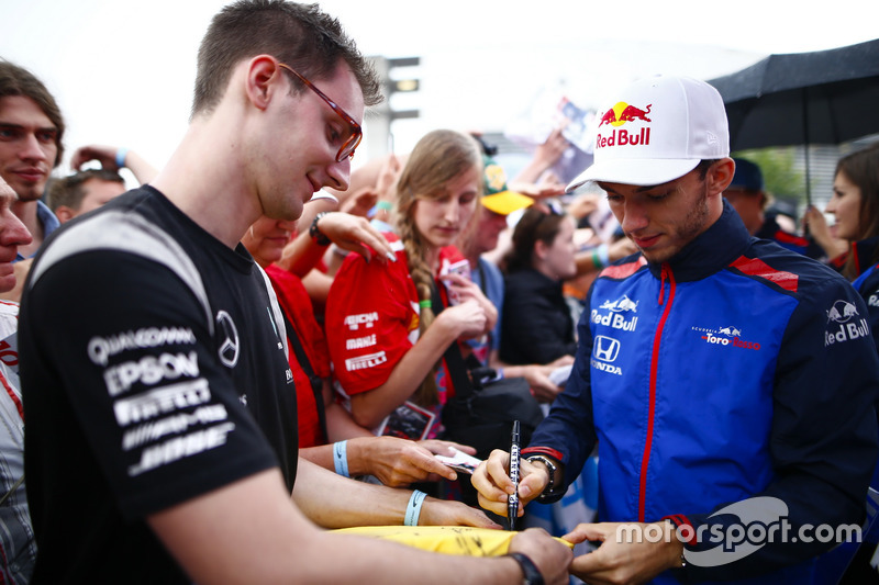 Pierre Gasly, Toro Rosso, signs autographs for fans