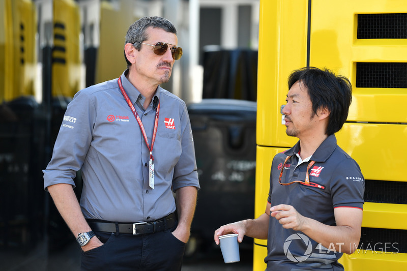 Guenther Steiner, Team Principal Haas F1 e Ayao Komatsu, ingegnere del team Haas F1