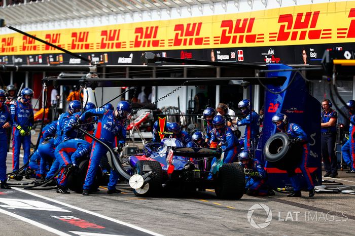 Pierre Gasly, Toro Rosso STR13  pit stop