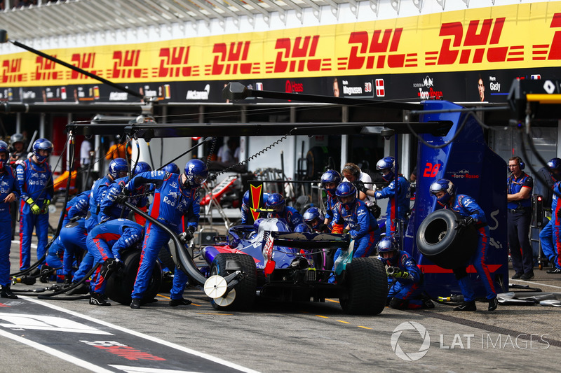 Pierre Gasly, Toro Rosso STR13 pit stop
