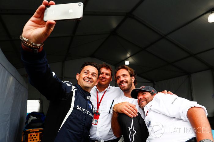 Bruce Correa, piloto del safety car, se hace un selfie con Jean-Eric Vergne, Techeetah
