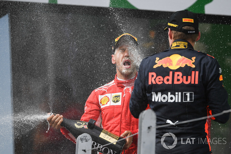 Le vainqueur Sebastian Vettel, Ferrari et Max Verstappen, Red Bull Racing sur le podium avec le champagne