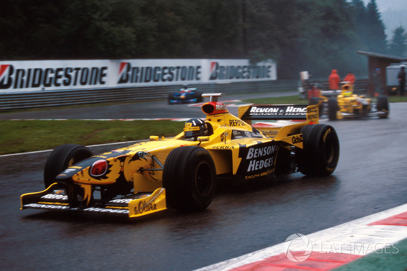 Damon Hill, Jordan 198 leads Ralf Schumacher, Jordan 198