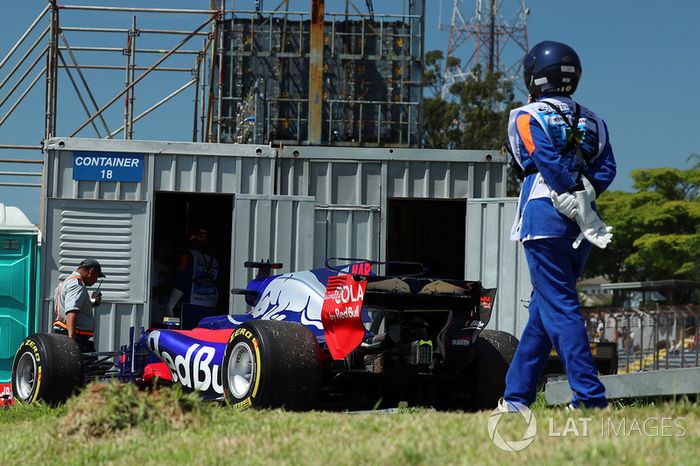 El coche de Brendon Hartley, Scuderia Toro Rosso STR12, se para en pista