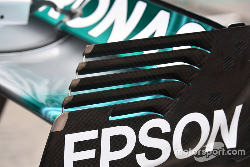 Mercedes W08: Heckflügel