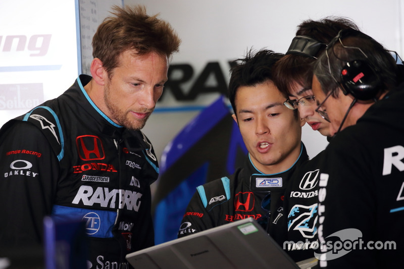 Jenson Button dan Naoki Yamamoto