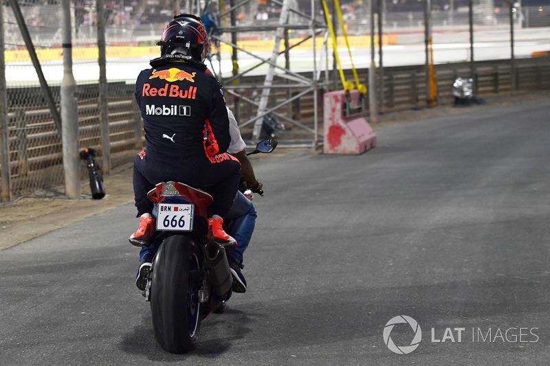 Max Verstappen, Red Bull Racing se estrelló en Q1 y es llevado en una moto