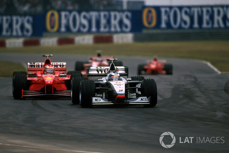 Mika Hakkinen, McLaren Mercedes MP4/13 ve Michael Schumacher, Ferrari F300