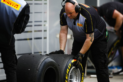 Les ingénieurs de Pirelli travaillent sur des pneumatiques