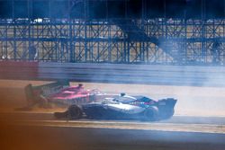 Sergio Perez, Force India VJM11, se estrella en un tablero publicitario al comienzo, mientras Lance Stroll, Williams FW41 pasa 