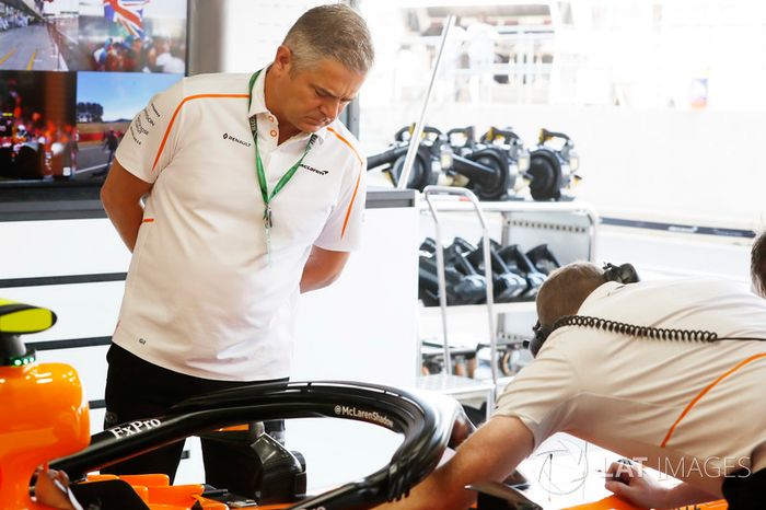 Gil de Ferran, director deportivo de McLaren, en el box