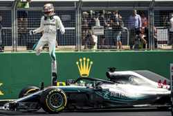 Il poleman Lewis Hamilton, Mercedes-AMG F1, festeggia nel parco chiuso