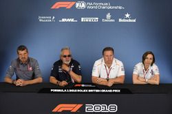 Guenther Steiner, Team Prinicipal, Haas F1 Team, Dr. Vijay Mallya, propriétaire de Force India, Zak Brown, PDG de McLaren Racing et Claire Williams, directrice adjointe de Williams, en conférence de presse