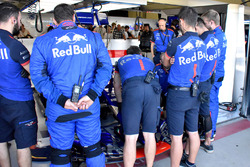 Toro Rosso revisa el auto de Pierre Gasly, Scuderia Toro Rosso STR13