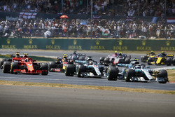 Valtteri Bottas, Mercedes AMG F1 W09, devant Lewis Hamilton, Mercedes AMG F1 W09, Kimi Raikkonen, Ferrari SF71H, et le reste du peloton au départ