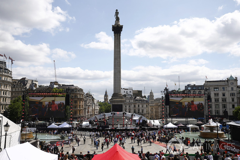 F1 Live London allestito intorno alla colonna di Nelson a Trafalgar Square