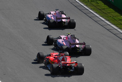Sergio Perez, Sahara Force India VJM10, Esteban Ocon, Sahara Force India VJM10 and Sebastian Vettel, Ferrari SF70H battle