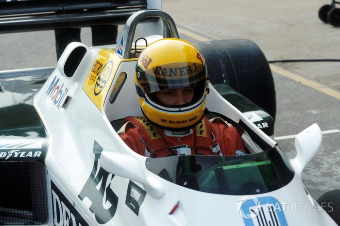 Ayrton Senna, se prepara para dar su primera vuelta en el  Williams FW08C