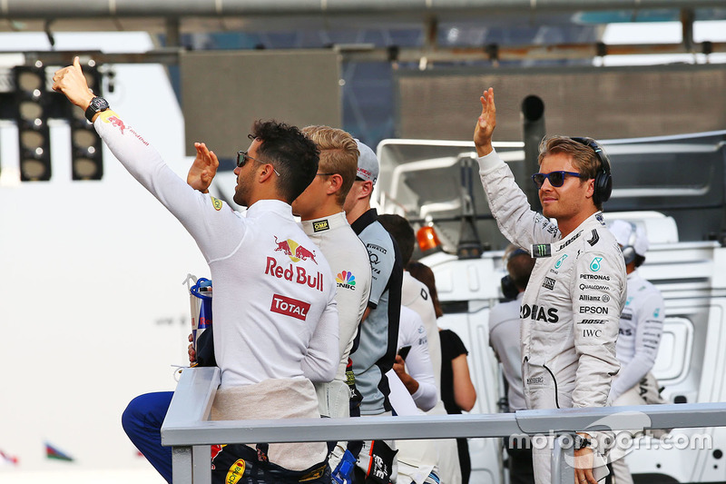 Nico Rosberg de Mercedes AMG F1 y Daniel Ricciardo, Red Bull Racing en el desfile de pilotos