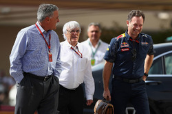 Chase Carey, Formula One Group Presidente con Bernie Ecclestone y Christian Horner, jefe de equipo R
