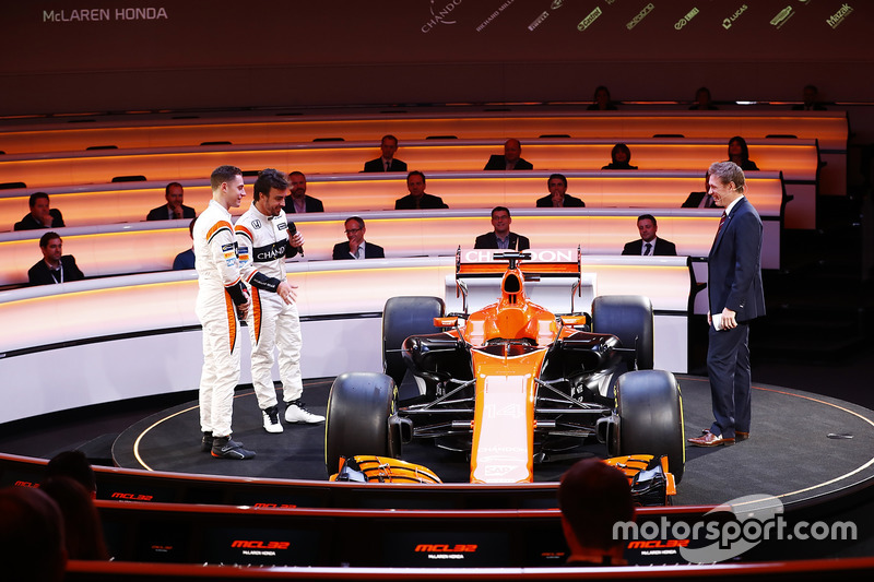 Гонщики McLaren Фернандо Алонсо и Стоффель Вандорн обсуждают новую MCL32 с телеведущим Саймоном Лэзенби