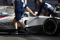 Felipe Massa, Williams FW40, est ramené aux stands par des mécaniciens
