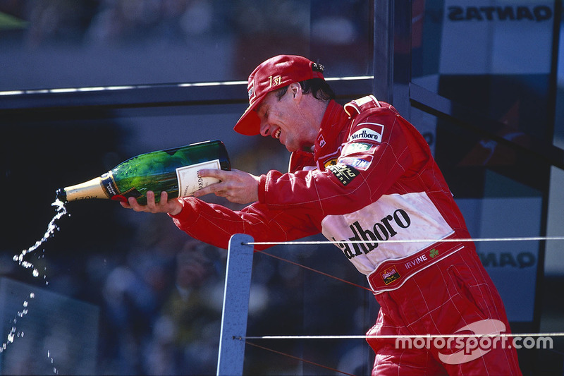 Podio: ganador Eddie Irvine, Ferrari celebra