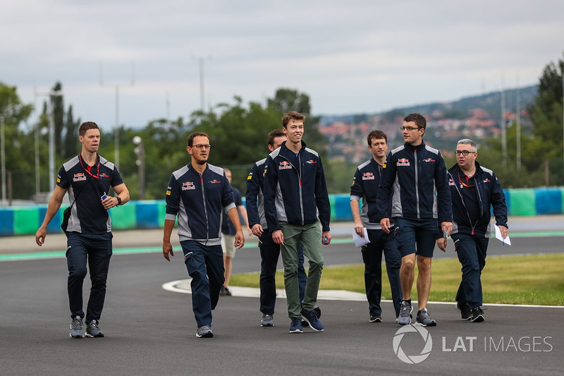 Daniil Kvyat, Scuderia Toro Rosso STR12 walks the track