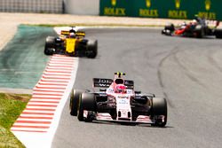 Esteban Ocon, Sahara Force India F1 VJM10, Nico Hulkenberg, Renault Sport F1 Team RS17