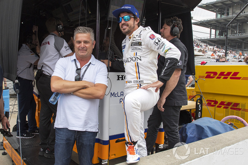 Фернандо Алонсо, Andretti Autosport Honda, розмовляє з Жилем де Ферраном