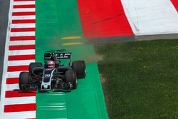 Kevin Magnussen, Haas F1 Team VF-17 runs wide