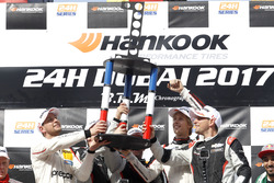 Podium:les vainqueurs #911 Herberth Motorsport Porsche 991 GT3 R: Daniel Allemann, Ralf Bohn, Robert Renauer, Alfred Renauer, Brendon Hartley avec leur trophée.