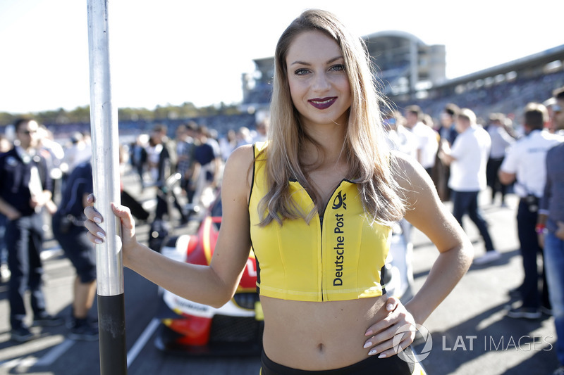 La grid girl di Augusto Farfus, BMW Team RMG, BMW M4 DTM