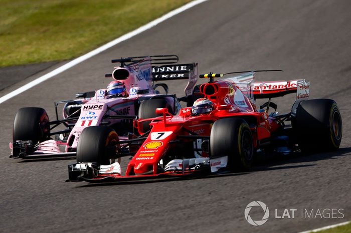 Kimi Raikkonen, Ferrari SF70H, pasa a Sergio Pérez, Sahara Force India F1 VJM10