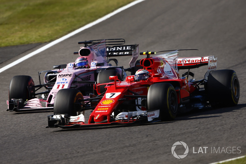 Kimi Raikkonen, Ferrari SF70H, pasa a Sergio Pérez, Sahara Force India F1 VJM10