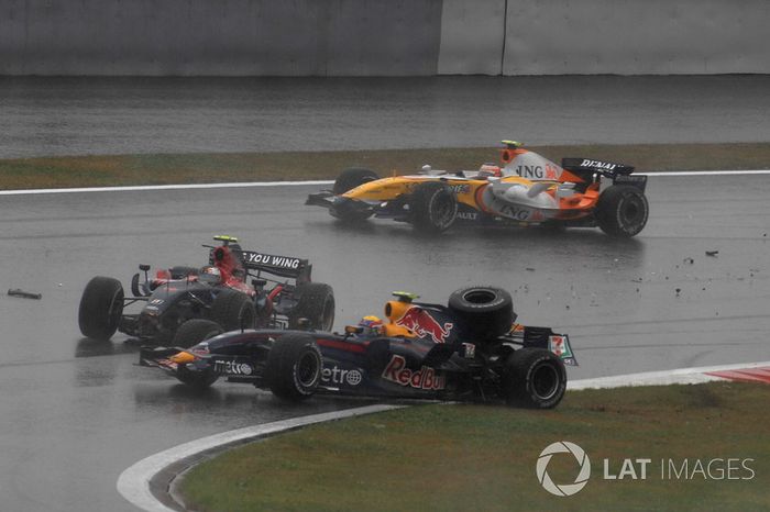 Choque de Sebastian Vettel, Toro Rosso STR02, Mark Webber, Red Bull Racing RB3