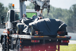 El McLaren MCL32 de Fernando Alonso es regresado a los pits