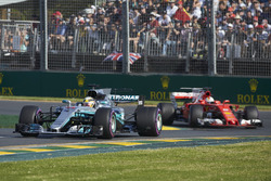 Lewis Hamilton, Mercedes AMG F1 W08, devant Sebastian Vettel, Ferrari SF70H