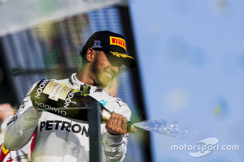 Lewis Hamilton, Mercedes AMG celebra con champagne