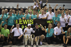 Il vincitore della gara Lewis Hamilton, Mercedes AMG F1, il terzo classificato Valtteri Bottas, Mer