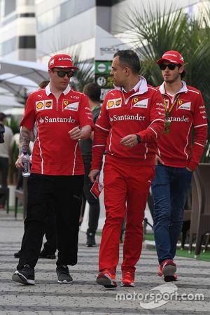 Kimi Raikkonen, Ferrari, el director de operaciones de Ferrari, Diego Ioverno, y Antonio Giovinazzi, piloto de desarrollo y reserva de Ferrari