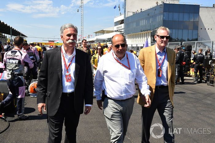 Chase Carey, Director Ejecutivo y Presidente Ejecutivo de la Formula One Group, Luca Colajanni, jefe de comunicaciones y Sean Bratches, director comercial