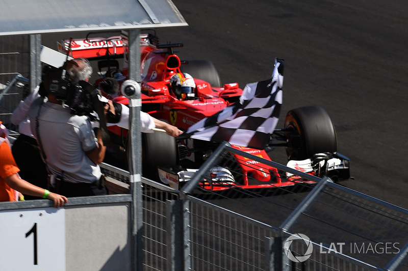 Переможець гонки Себастьян Феттель, Ferrari SF70-H, фінішує під картатим прапором