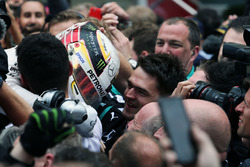 Race winner Lewis Hamilton, Mercedes AMG F1 celebrates with the team in parc ferme