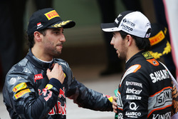 (Зліва направо): Даніель Ріккардо, Red Bull Racing з Серхіо Пересом, Sahara Force India F1 на подіум