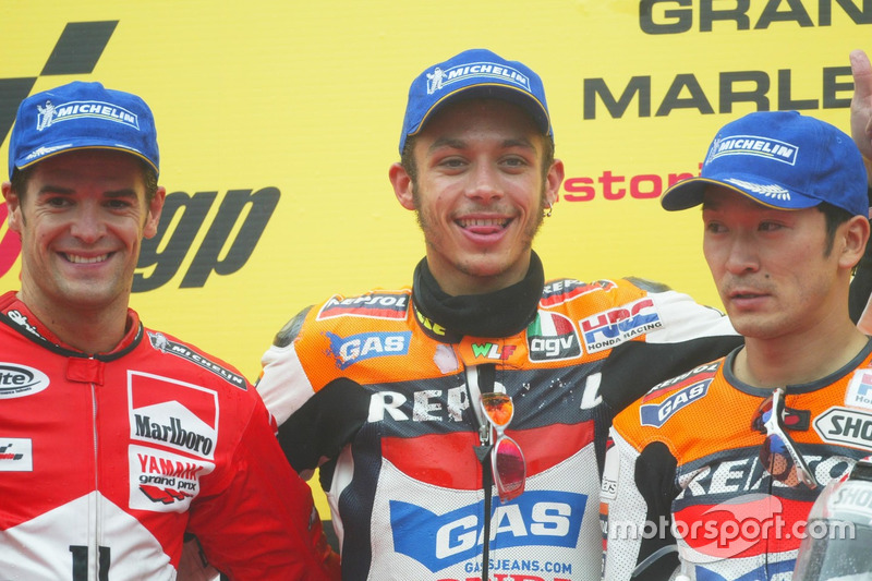 Podio: gganador de la carrera Valentino Rossi, del equipo Honda Repsol; segundo lugar Carlos Checa,