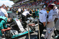 Peter Bonnington, Mercedes AMG F1 Race Engineer met Lewis Hamilton, Mercedes AMG F1 op de grid