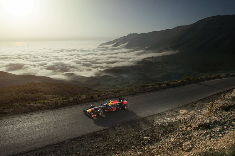 Carlos Sainz Jr. conduce su Red Bull RB7 en Cedars of God Forest, Líbano