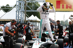 Lewis Hamilton, Mercedes AMG F, festeggia la pole