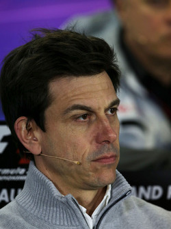 Toto Wolff, Mercedes AMG F1 Accionista y Director Ejecutivo en conferencia de prensa de la FIA